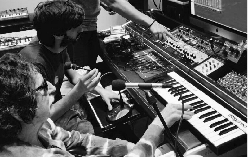 Portada de Charly García, trabajando en el estudio de Happy Together
