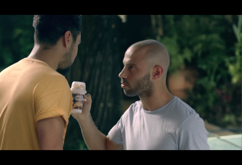 Portada de Yogurísimo enfrenta a Pachorra con Mascherano, en la nueva campaña creada por Young & Rubicam