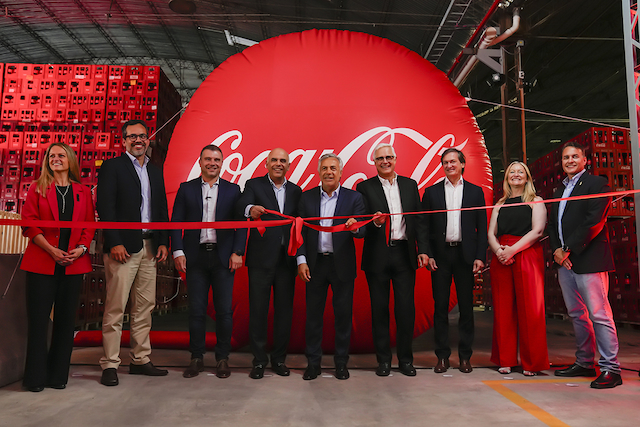 Portada de Coca-Cola Andina Argentina inauguró una línea de envases retornables en Godoy Cruz