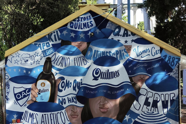 Portada de Quilmes rinde homenaje a los hinchas quilmeños con murales en el Parque de la Cervecería y en la cancha