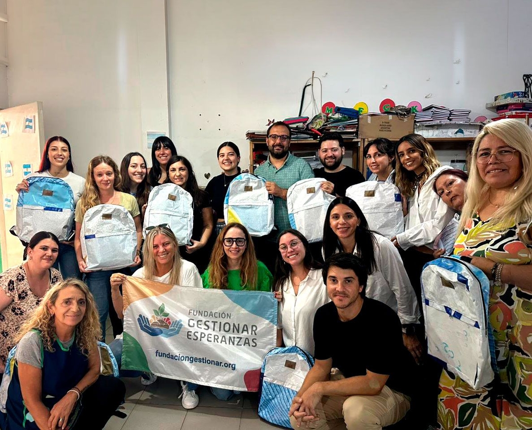 Portada de Ala convierte material publicitario en mochilas escolares con impacto social