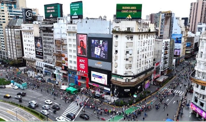 Portada de Atacama cambia el entorno del Obelisco con pantallas de última generación