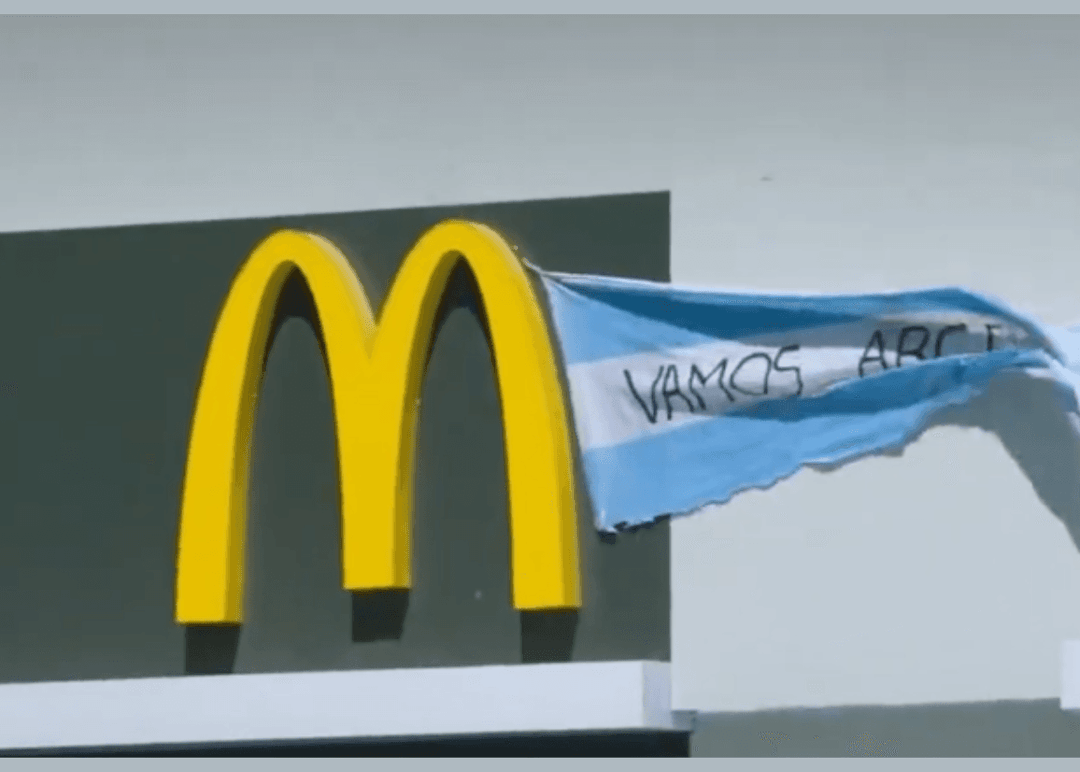 Portada de McDonald’s y TBWA le vuelven a dar la palabra al icónico local del Obelisco