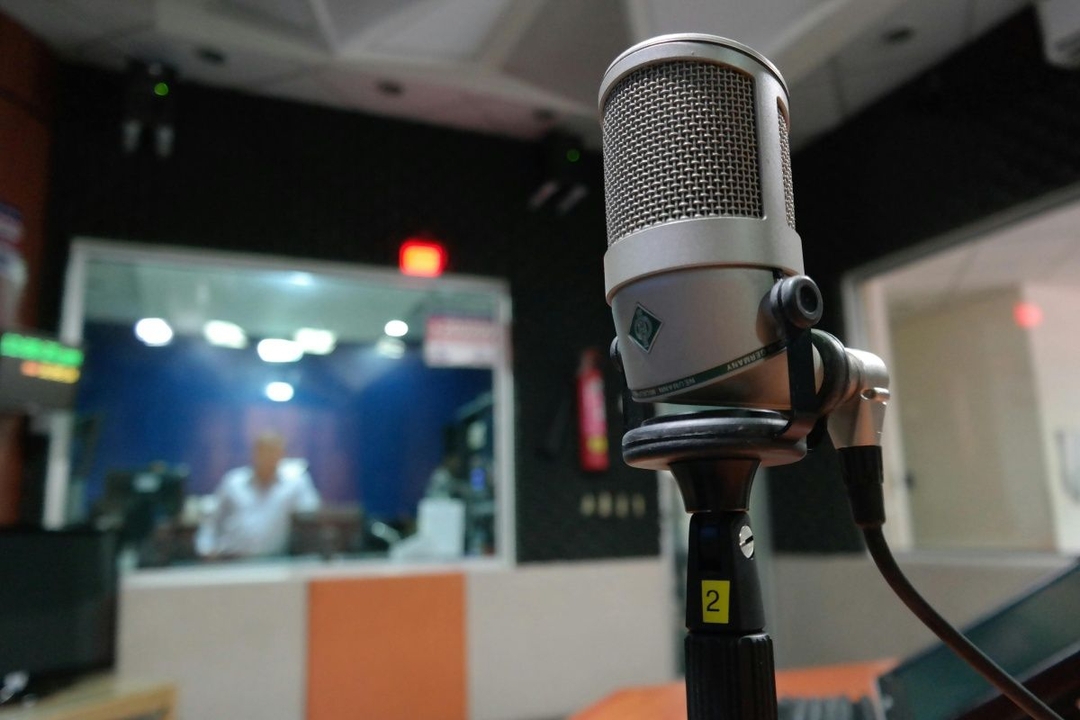 Portada de La radio, el medio offline más elegido por los argentinos