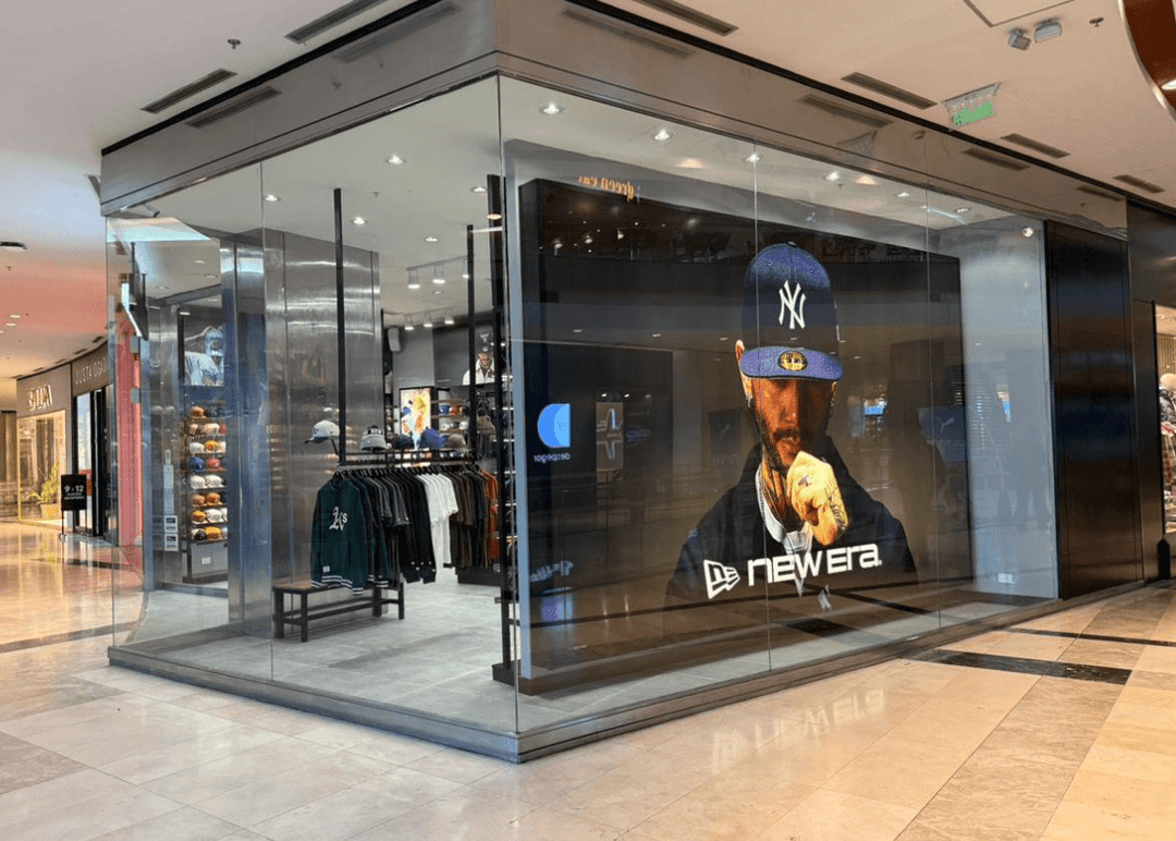 Portada de New Era inauguró su tienda 100 en el DOT Baires Shopping