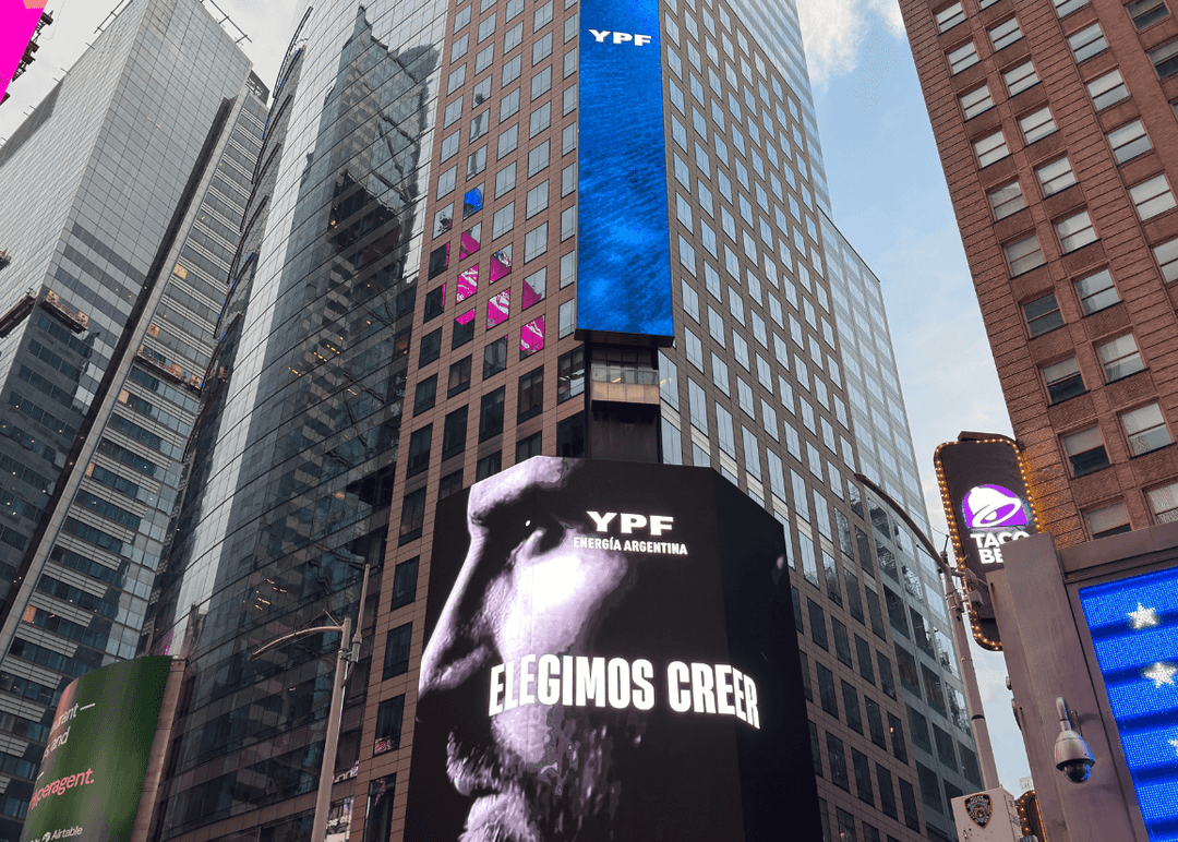 Portada de NINCH e YPF llevaron la energía argentina a Times Square para alentar a la Selección