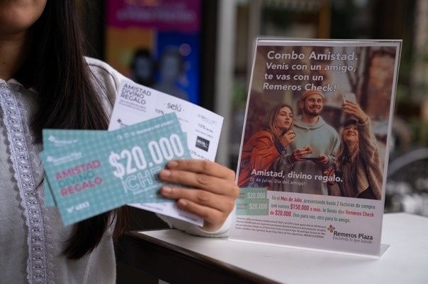 Portada de Arthur Newton potencia el Día del Amigo en Remeros Plaza con una campaña que celebra los vínculos reales
