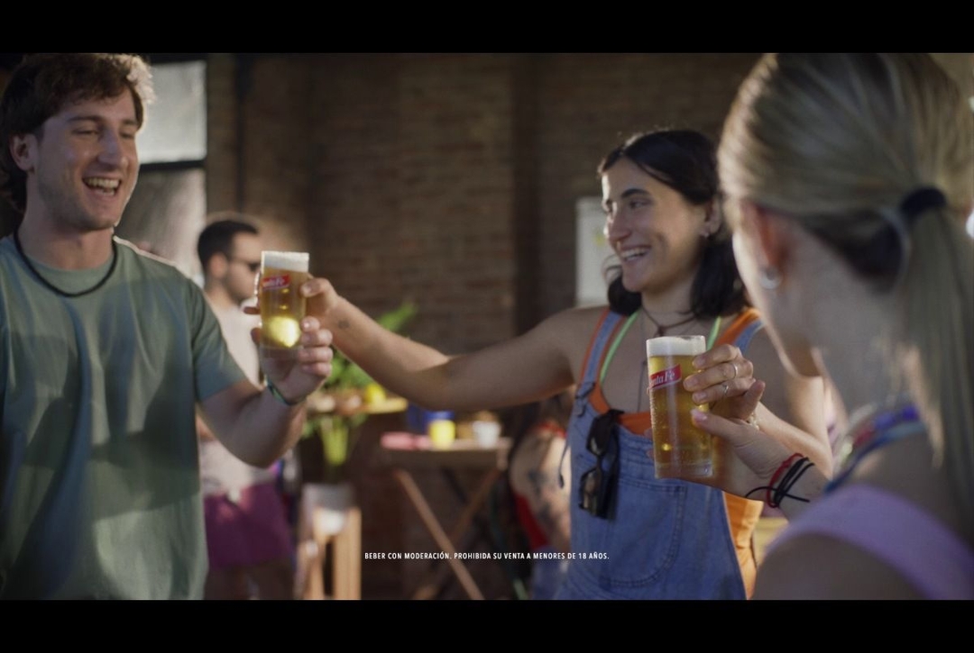 Portada de Estreno: Cerveza Santa Fe presenta su nueva campaña creada por Lado C