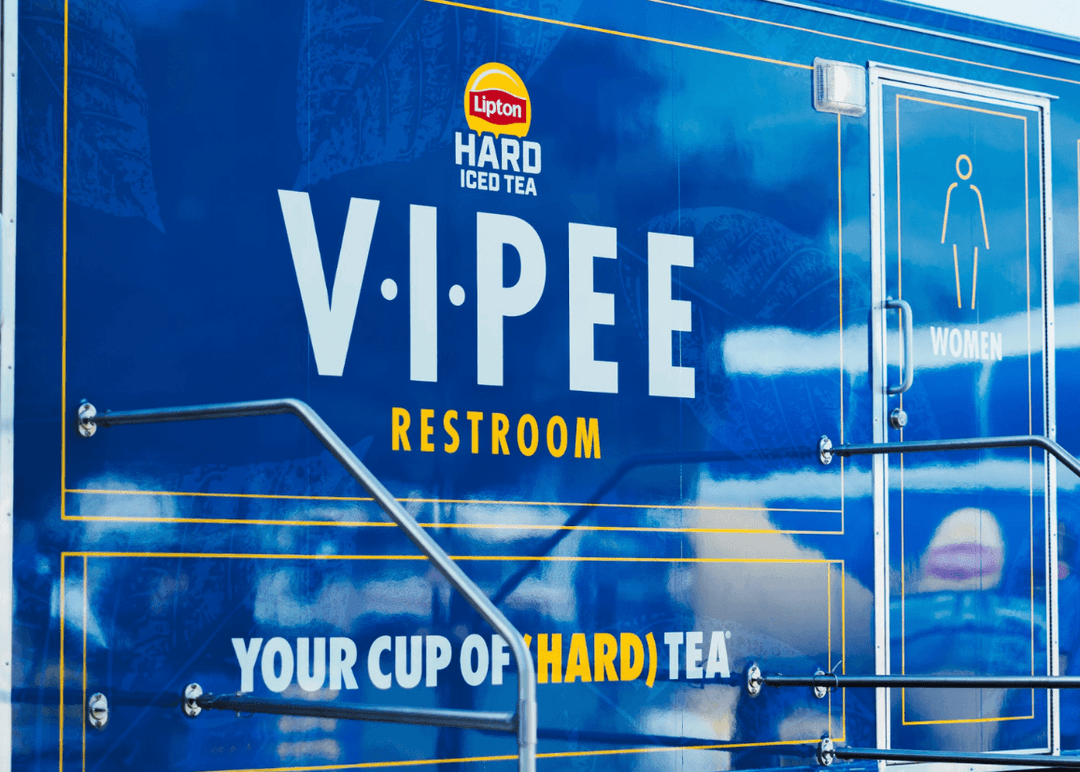 Portada de Lipton Hard Iced Tea y Founders presentan “V.I.PEE”, el primer baño de lujo en un partido de fútbol Americano