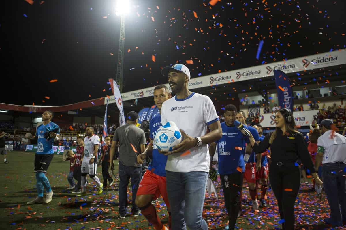 Portada de BlueCross BlueShield Costa Rica creó un balón de fútbol para que los hombres hablaran sobre sus bolas