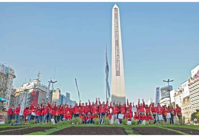 Portada de Adecco sale a la calle para ayudar a los jóvenes a encontrar empleo  