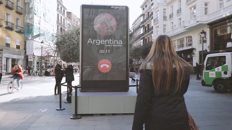 Portada de Turismo de la Nación y Latcom instalaron un celular gigante en Madrid, en el marco de FITUR