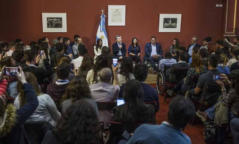 Portada de El Presidente Macri se reunió con 160 jóvenes que ingresaron al programa de primer empleo de la mano de Accenture