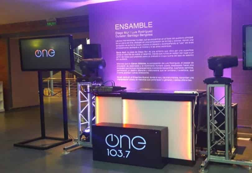 Portada de One 103.7, junto a la UAI en la Semana del Periodista