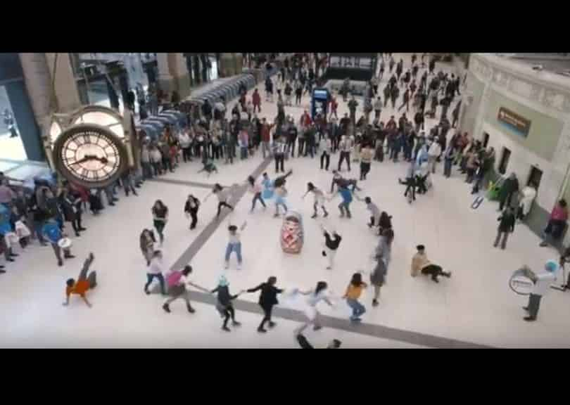 Portada de Ribeiro y Almacén instalaron un flashmob en la Estación Retiro