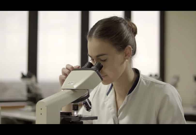 Portada de “Valores que Inspiran”, nuevo video institucional de Universidad Austral creado y producido por GUACHA