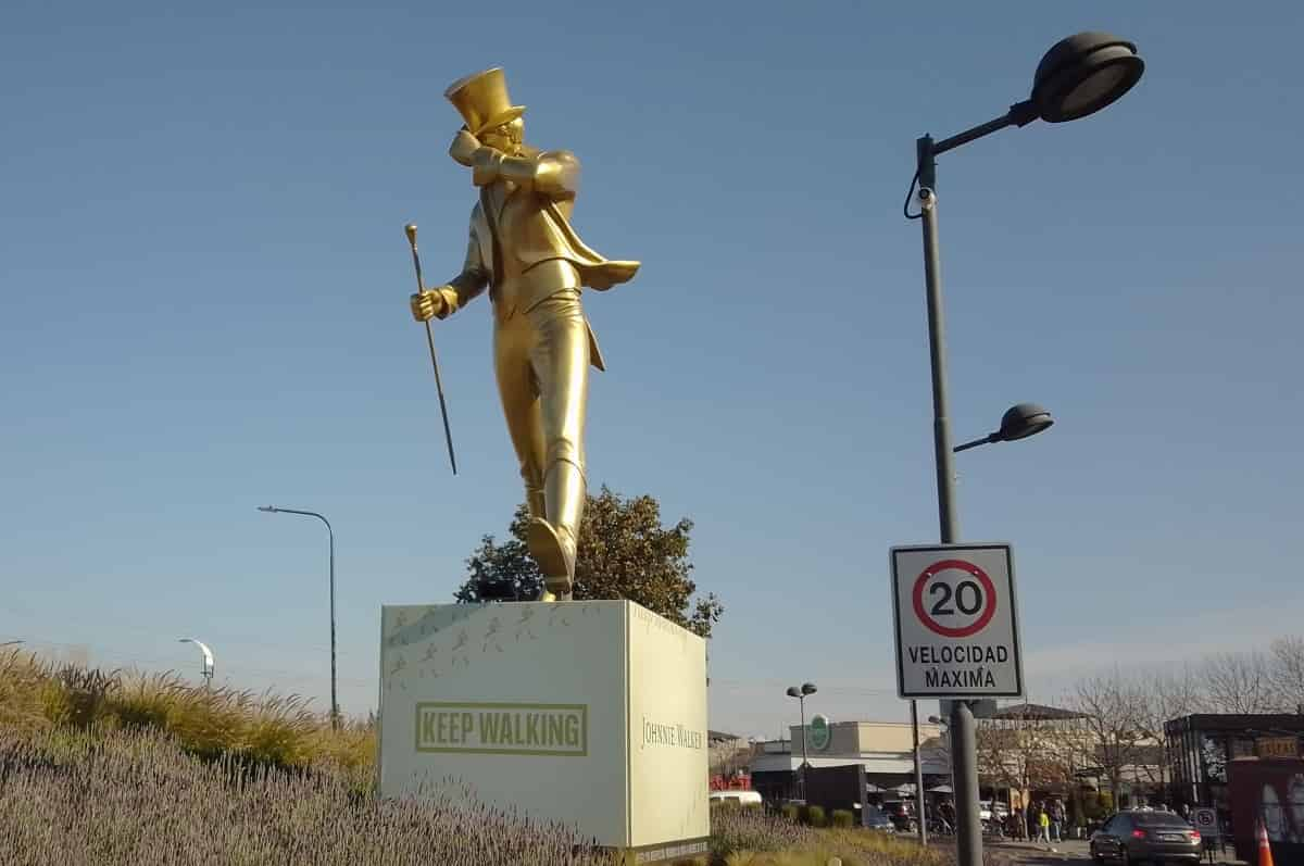 Portada de Delta Publicidad Exterior realizó una escultura del Caminante Johnnie Walker