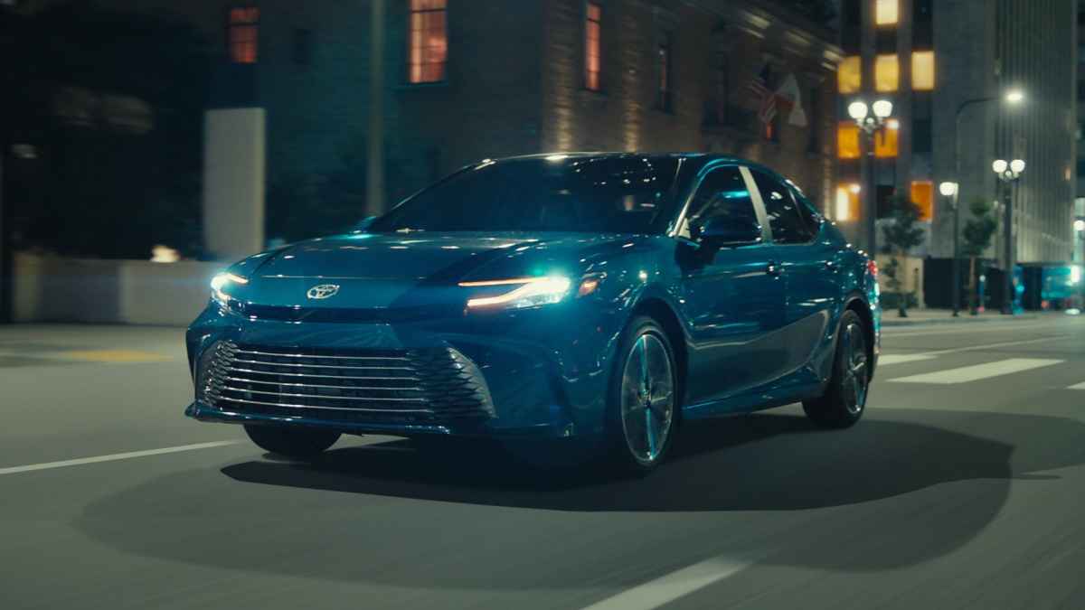 Portada de "Tiene un no sé qué", la campaña de Toyota para el nuevo Camry 2025