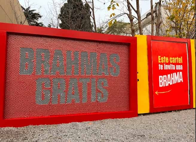 Portada de draftLine y Brahma sorprendieron con un cartel hecho 100% de chapitas.