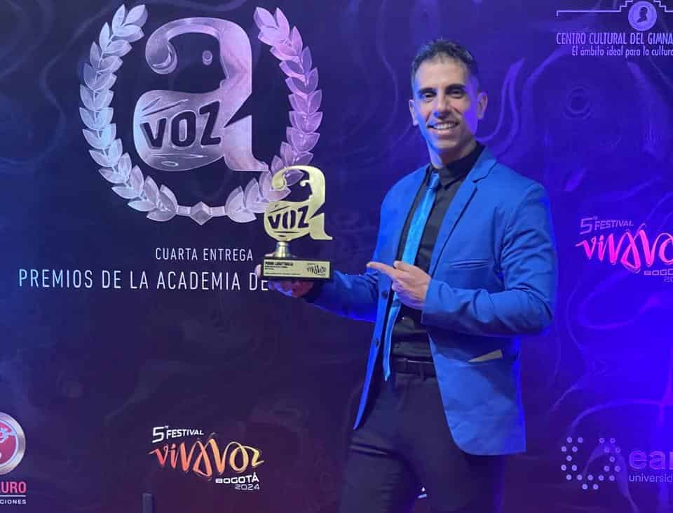 Portada de Pedro Labattaglia gana en Colombia el premio "A Voz 2024" como mejor Demo de TV Promos en el Festival Viva Voz de Bogotá