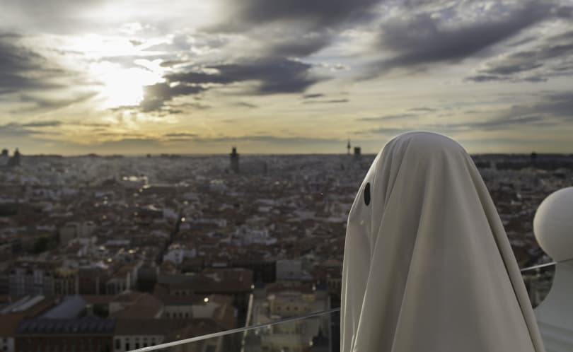 Portada de De la mano de LOLA MullenLowe, RIU estrena una campaña con la leyenda urbana más misteriosa de Madrid