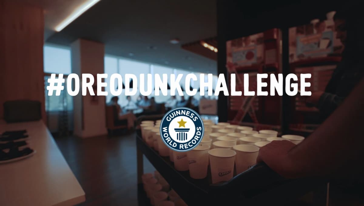 Portada de "OreoDunkChallenge": para celebrar las ventas de Oreo, Mondelez establece un Record Guinness Mundial por la mayor cantidad de personas sumergiendo galletitas