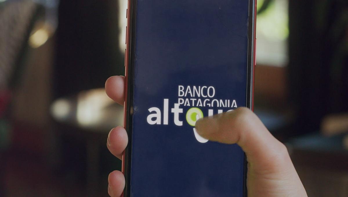 Portada de “Al toque”, nuevo comercial de Niña para Banco Patagonia