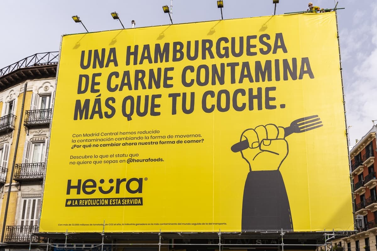 Portada de &Rosàs presenta su primera campaña para Heura Food