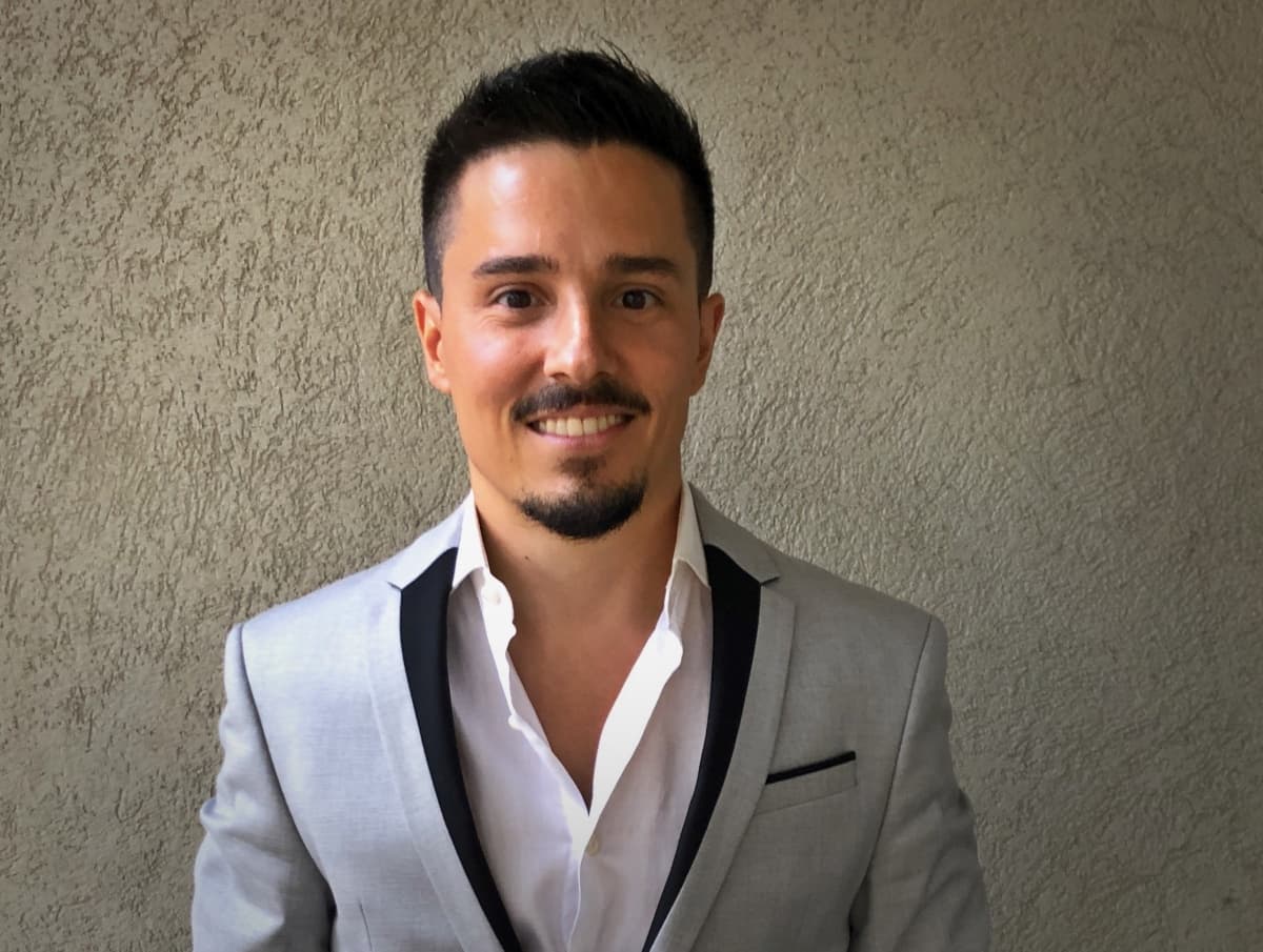 Portada de Charly Besse: “El marketing es la herramienta que les está permitiendo a las Pymes surfear la ola”