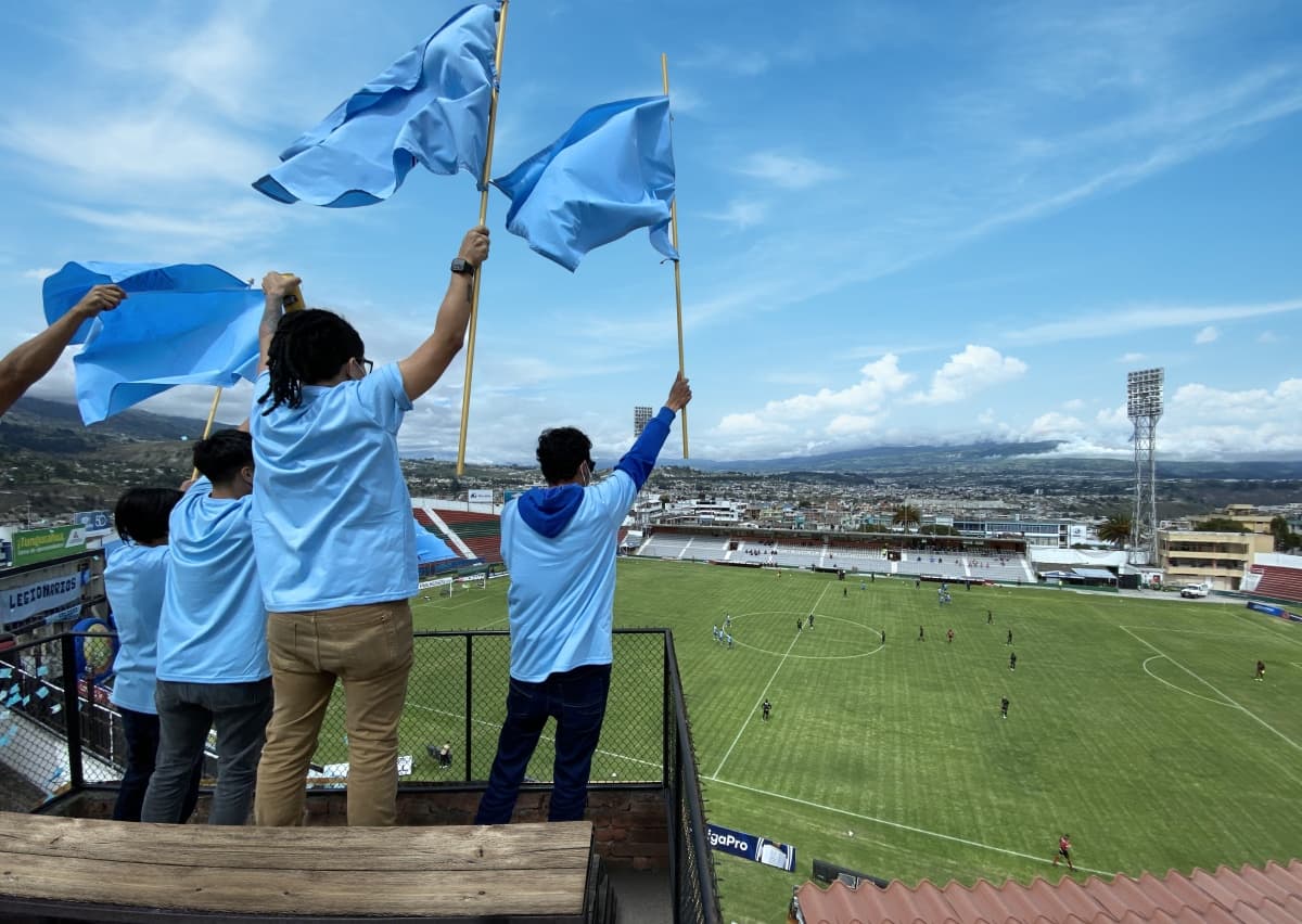 Portada de Pilsener logra que hinchas regresen a estadios cerrados creando el primer palco fuera del estadio