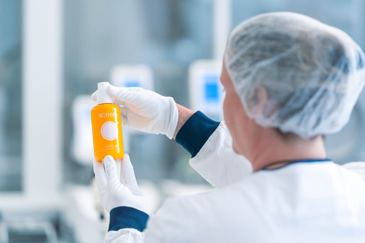 Portada de L’Oréal anuncia la elaboración de la primera botella cosmética hecha con plástico reciclado 