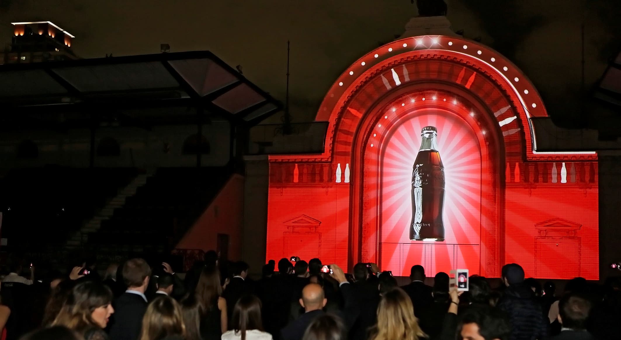 Portada de La botella de Coca-Cola cumple 100 años y lo festeja recorriendo el país con el Tour de Coca-Cola 