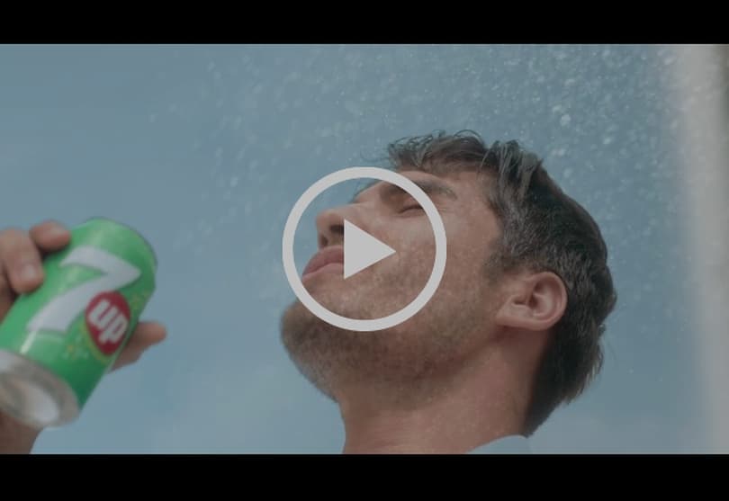 Portada de 7UP presentó la “Nube Refrescante”, una activación que incluyó un “dron-nube”