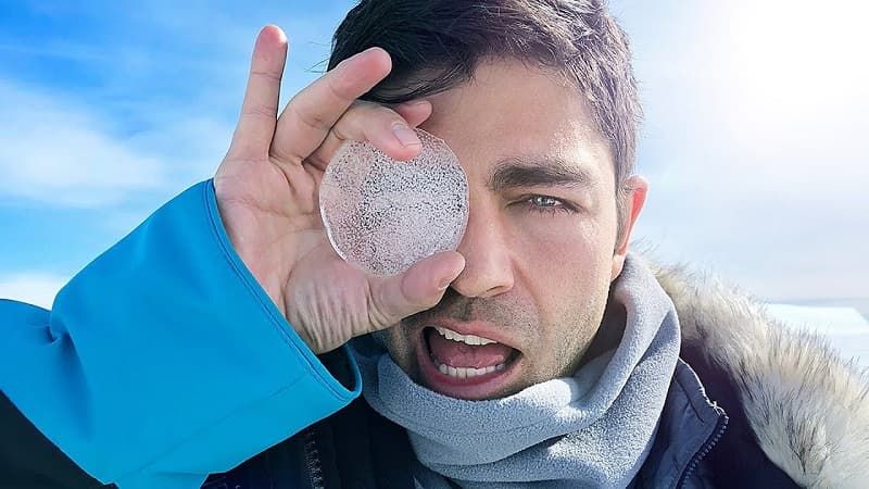 Portada de Adrian Grenier aporta su experiencia como ecologísta en el nuevo video de Seguridad de Air New Zealand grabado en la Antártida