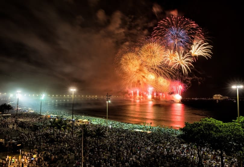 Portada de Río de Janeiro, Miami/Nueva York y Bariloche, los más elegidos para recibir el año, según Almundo