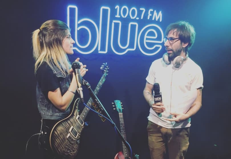 Portada de Blue 100.7 inauguró su estudio de bandas