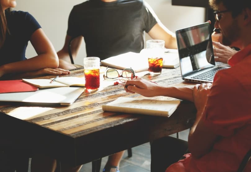 Portada de El 65% de las personas tiene amigos en el trabajo