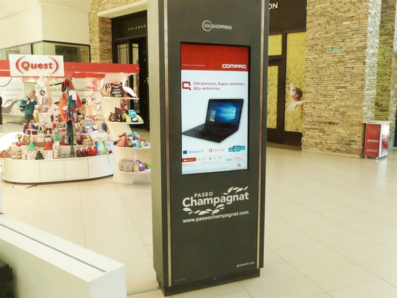 Portada de Compaq y sus nuevas notebook en el circuito digital de Vía Shopping.