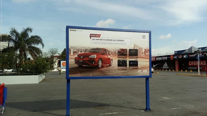 Portada de Campaña de Toyota Etios en vía pública junto a Brand Plus