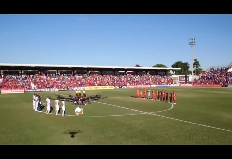 Portada de Por primera vez, un drone entrega la pelota en la cancha de un partido de fútbol, una acción de Fischer