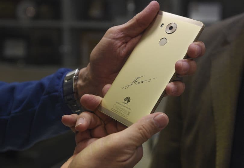 Portada de Edgardo Bauza recibió el nuevo Huawei Mate 8 Edición Especial Messi