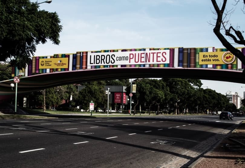 Portada de “Libros como puentes” de Liebre Amotinada gana el Lápiz de Publicidad Exterior Soporte