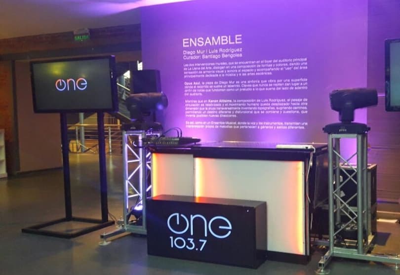 Portada de One 103.7, junto a la UAI en la Semana del Periodista