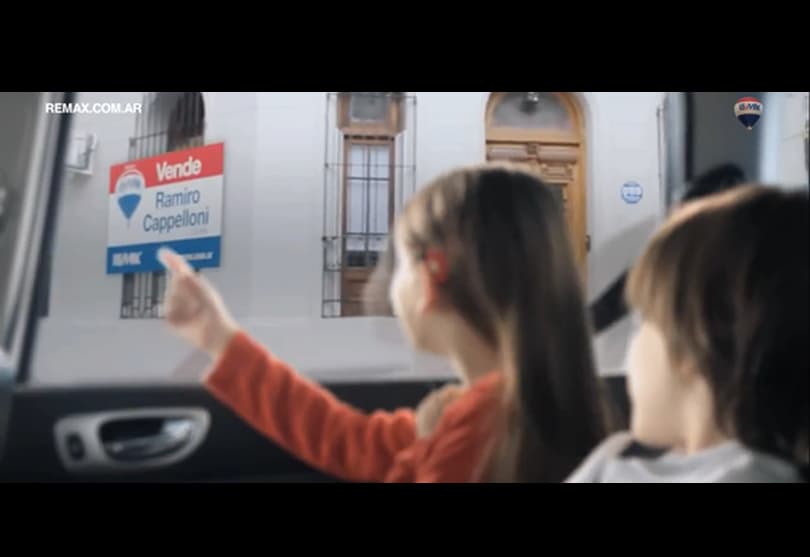 Portada de “Carteles”, nuevo comercial de Anarketing para RE/MAX