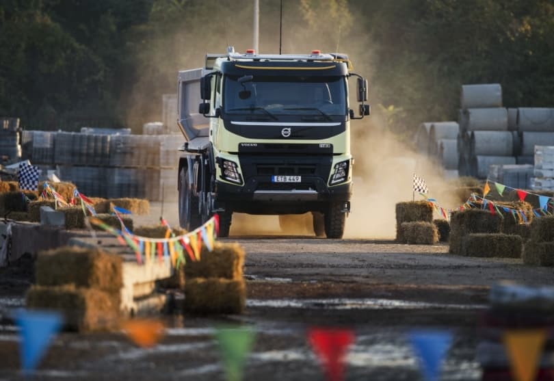 Portada de Sophie, de 4 años, prueba un camión Volvo de 18 toneladas