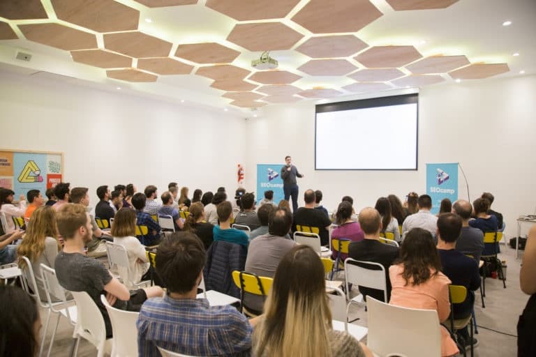 Portada de Vuelve el SEOcamp: una propuesta presencial para hacer networking con profesionales SEO y conocer lo último en la industria