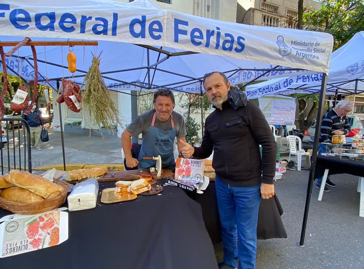 Portada de Radio 10 realizó una feria de Pascuas con precios populares