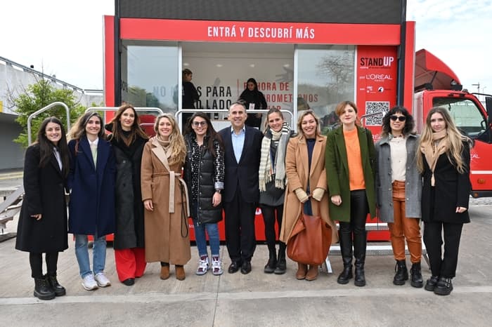 Portada de L'oréal París presenta un espacio móvil que recorrerá distintas localidades del país para concientizar ante el acoso en el espacio público