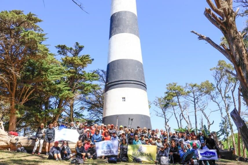 Portada de Se realizó en El Salvaje, Chacras Marítimas, el “IV Encuentro Provincial de Marcha Nórdica” y el “IV Desafío al Faro Querandí"