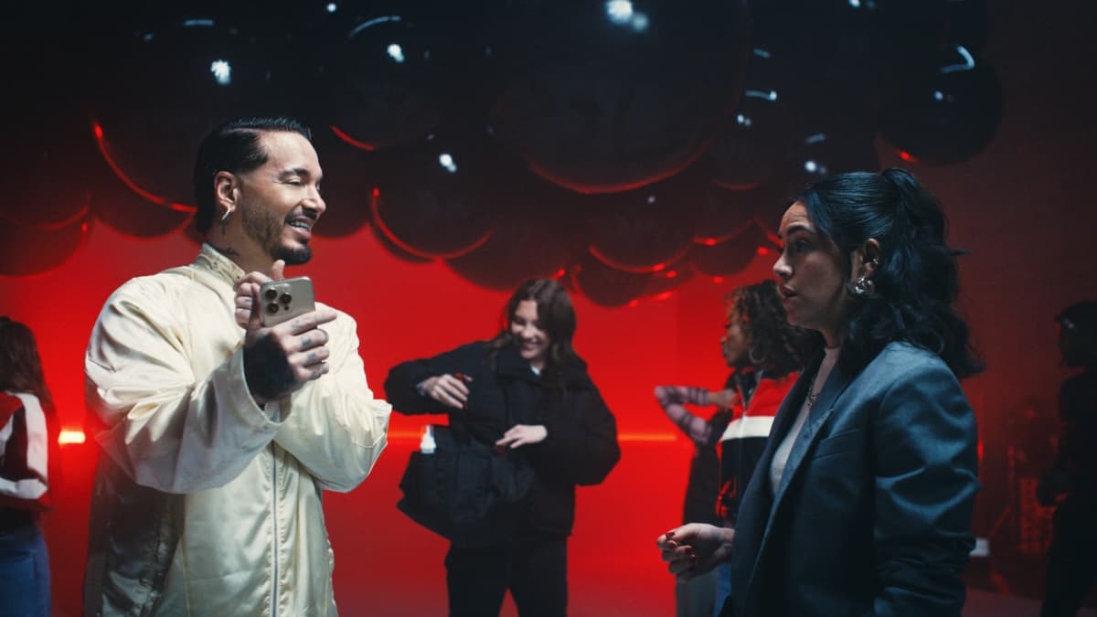 Portada de J. Balvin en la campaña de Verizon para el Super Bowl, creada por the community